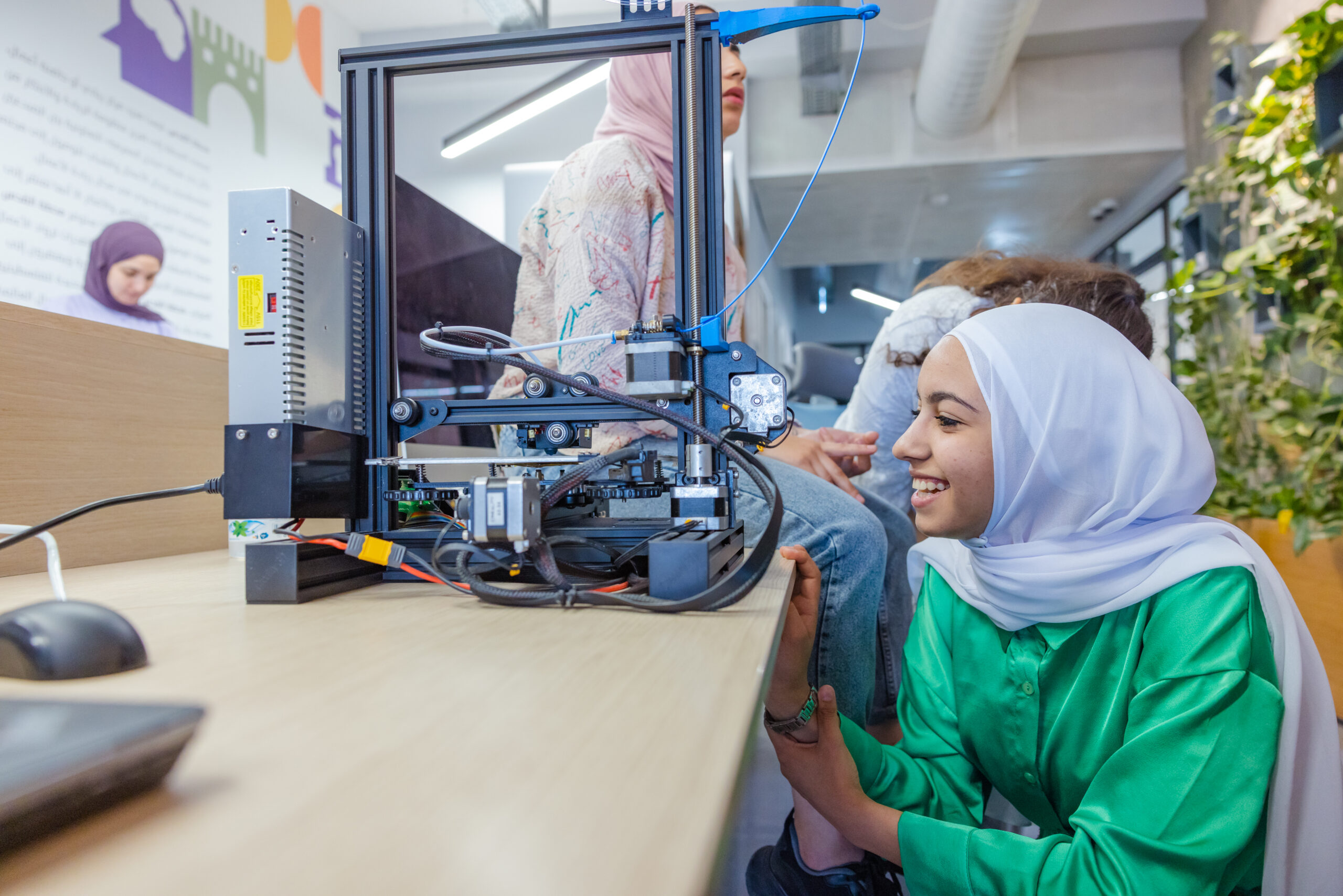 Girls in Jerusalem taking a close look at a 3D-printer.