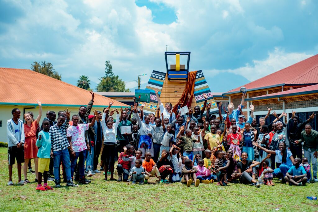 des jeunes de Musanze posant devant le Cosmogolem