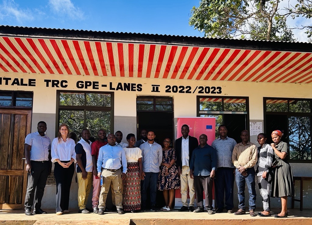 Group picture in front of a school.