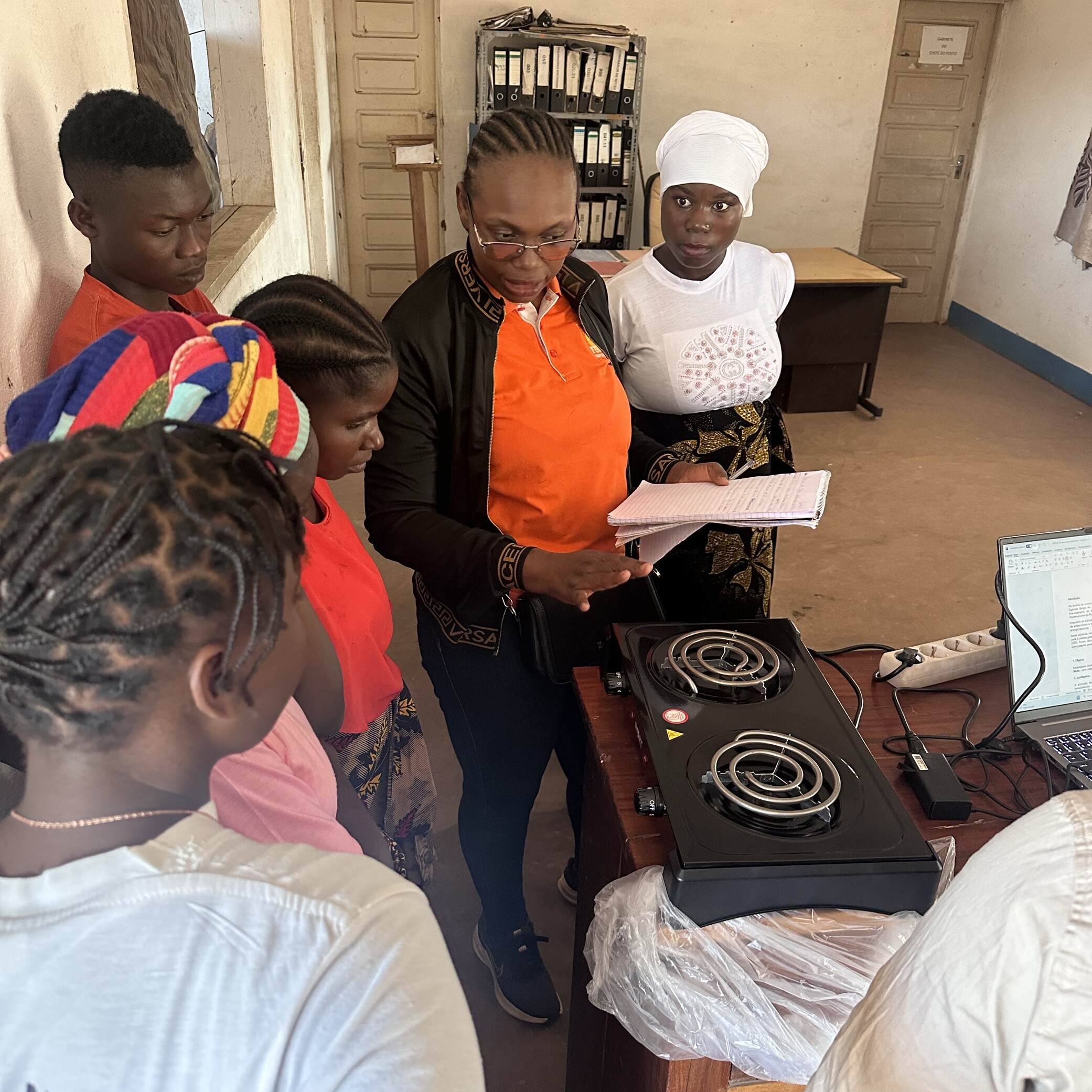 woman animating a cooking workshop