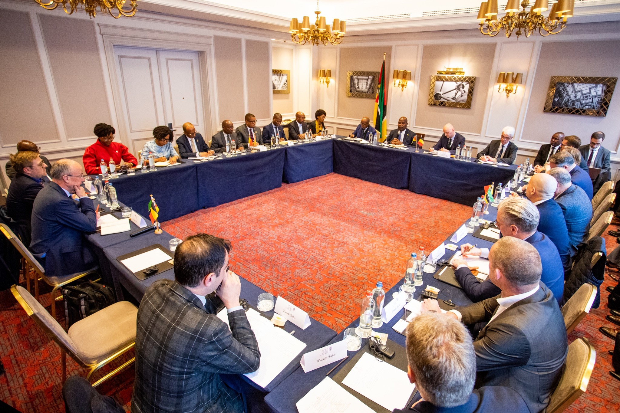 mozambican and belgian private sector actors sitting around a table