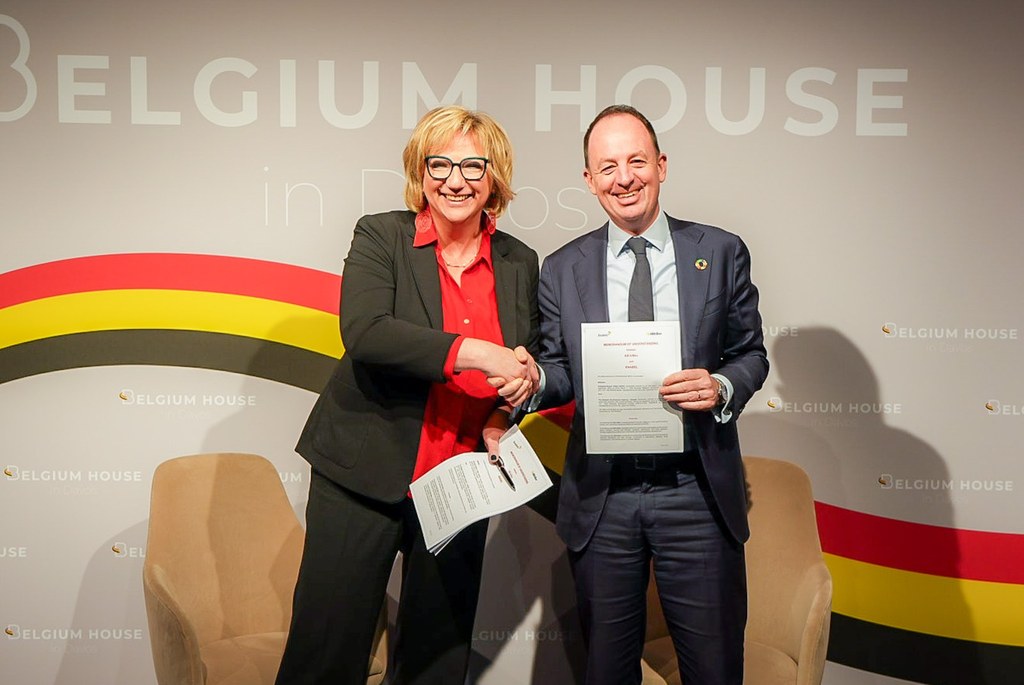 enabel and ab inbev representatives shaking hands