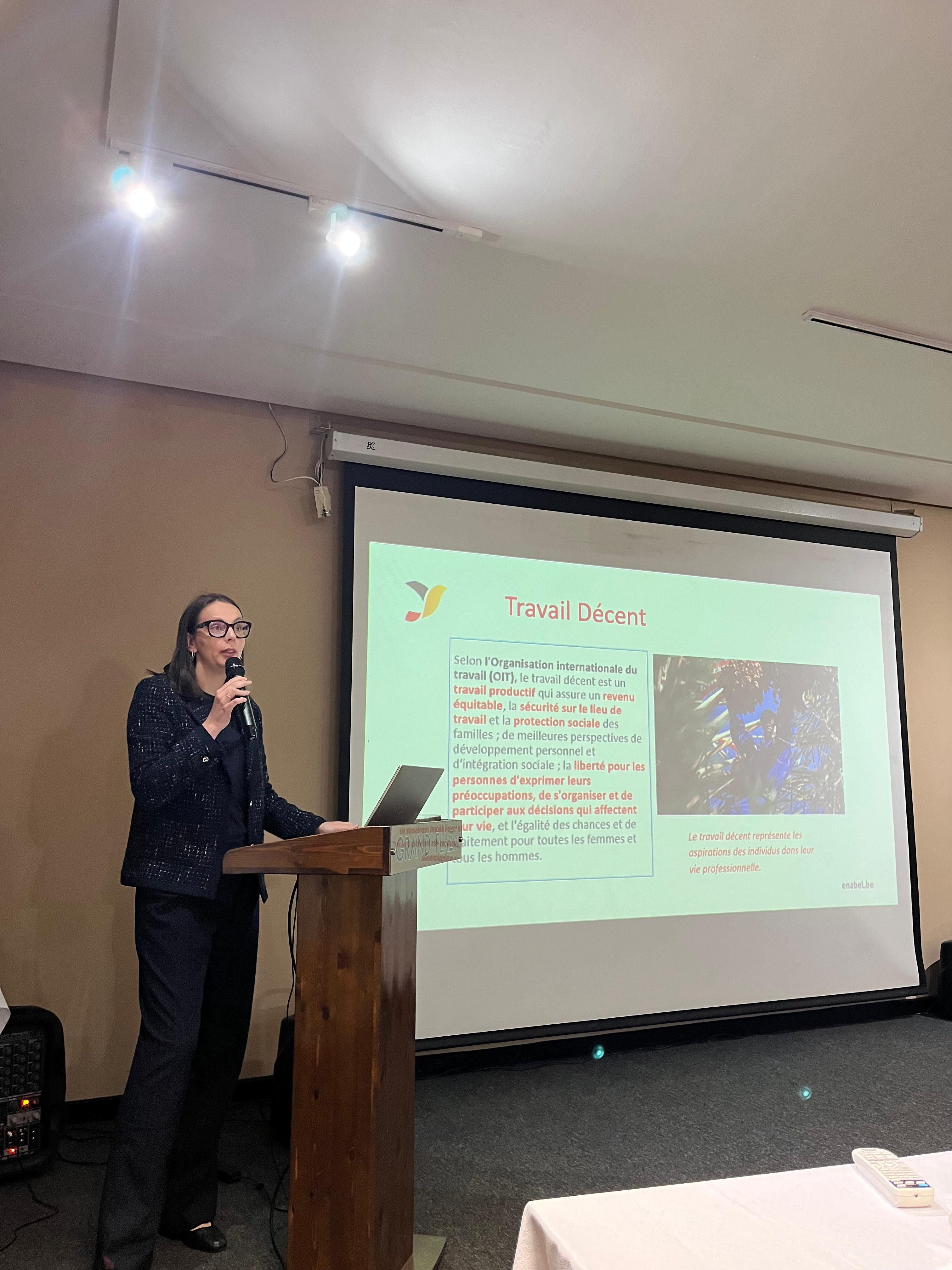 Woman presenting a presentation in front of an audience.