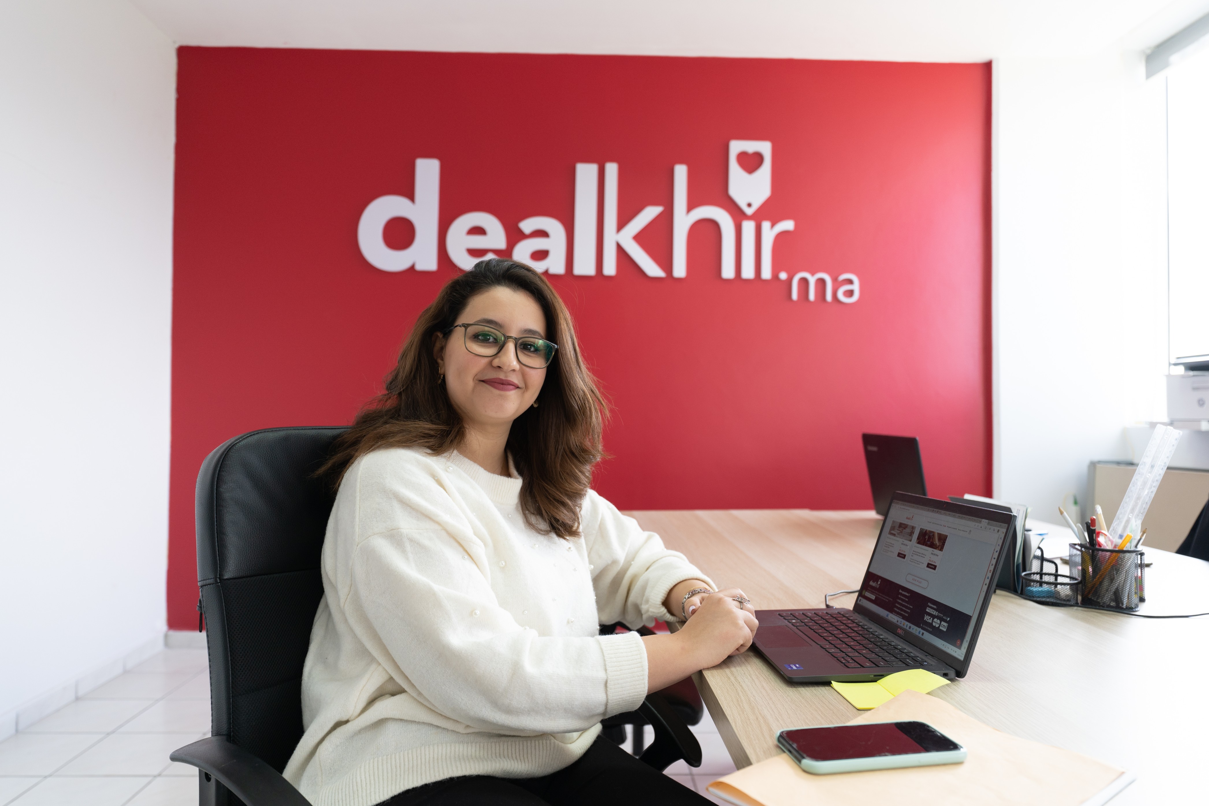 femme assise à son bureau de travail